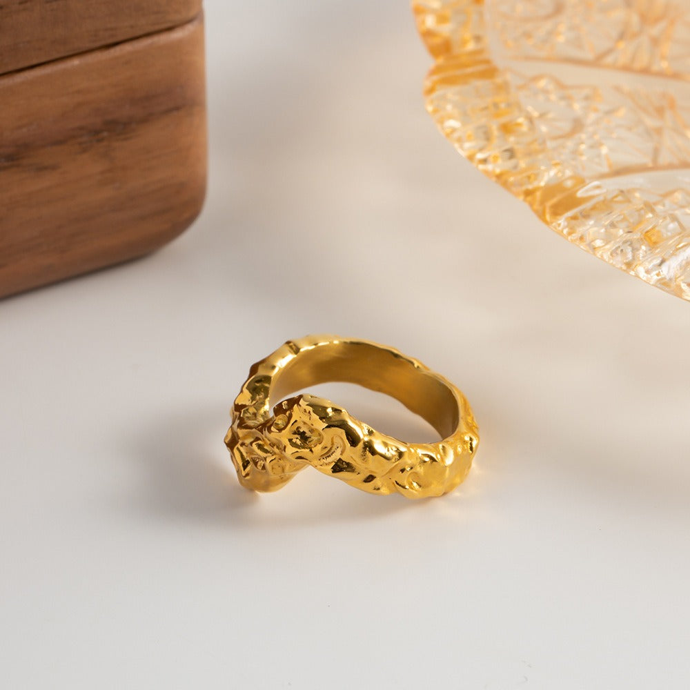 Vera – V-Ring Gehämmerter Titanstahl