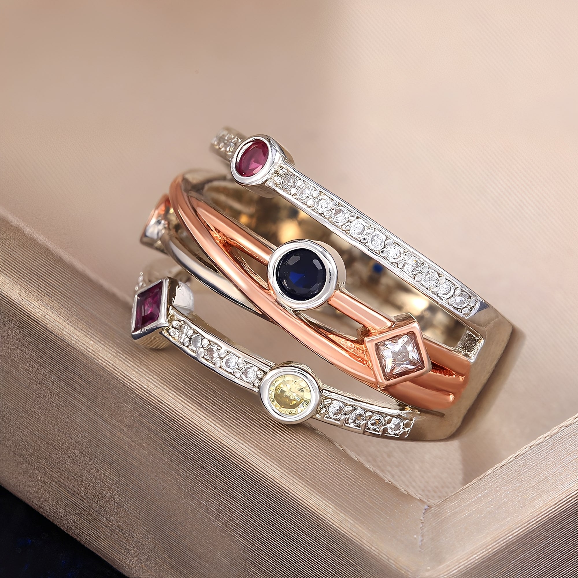 Jisoo – Vintage Hohler Ring mit Bunten Zirkonias