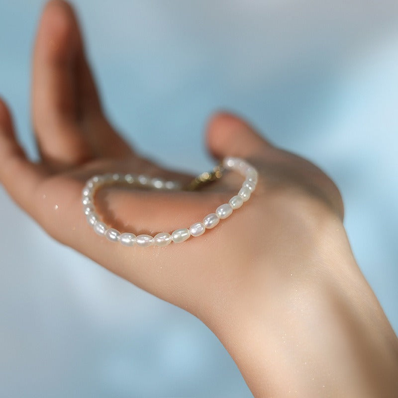 Saya – Armband aus 925er Silber und kleine Süßwasserperlen