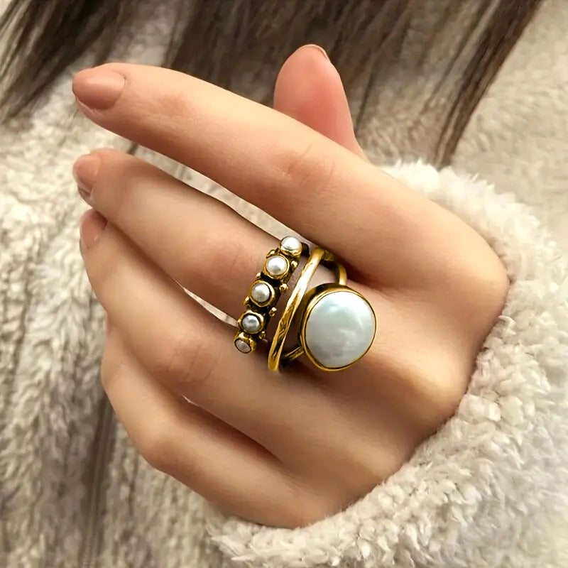 Elara – Zeitloser Ring Goldene Perle
