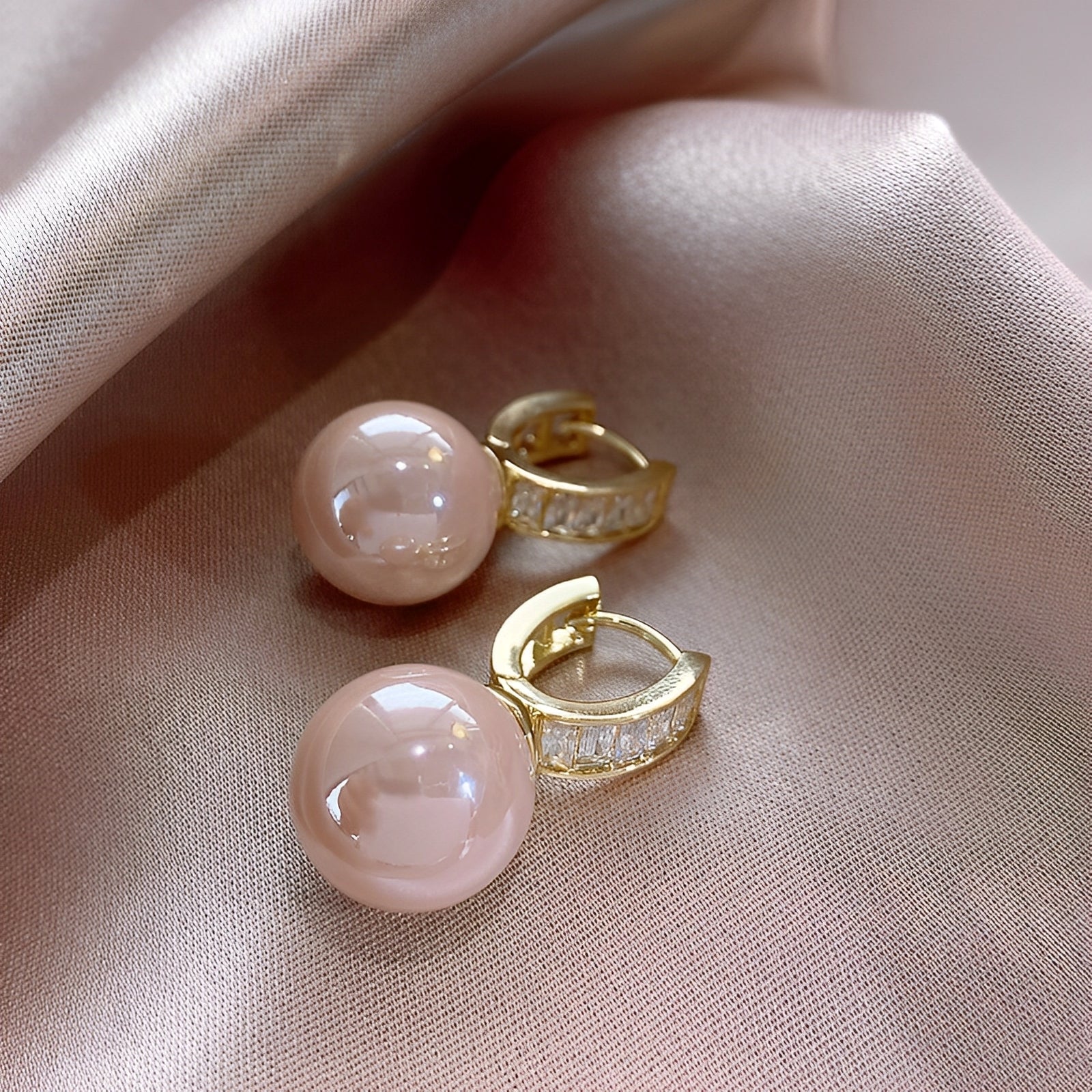 Aurora – Ohrringe Gold mit Rosa Perle und Zirkonia