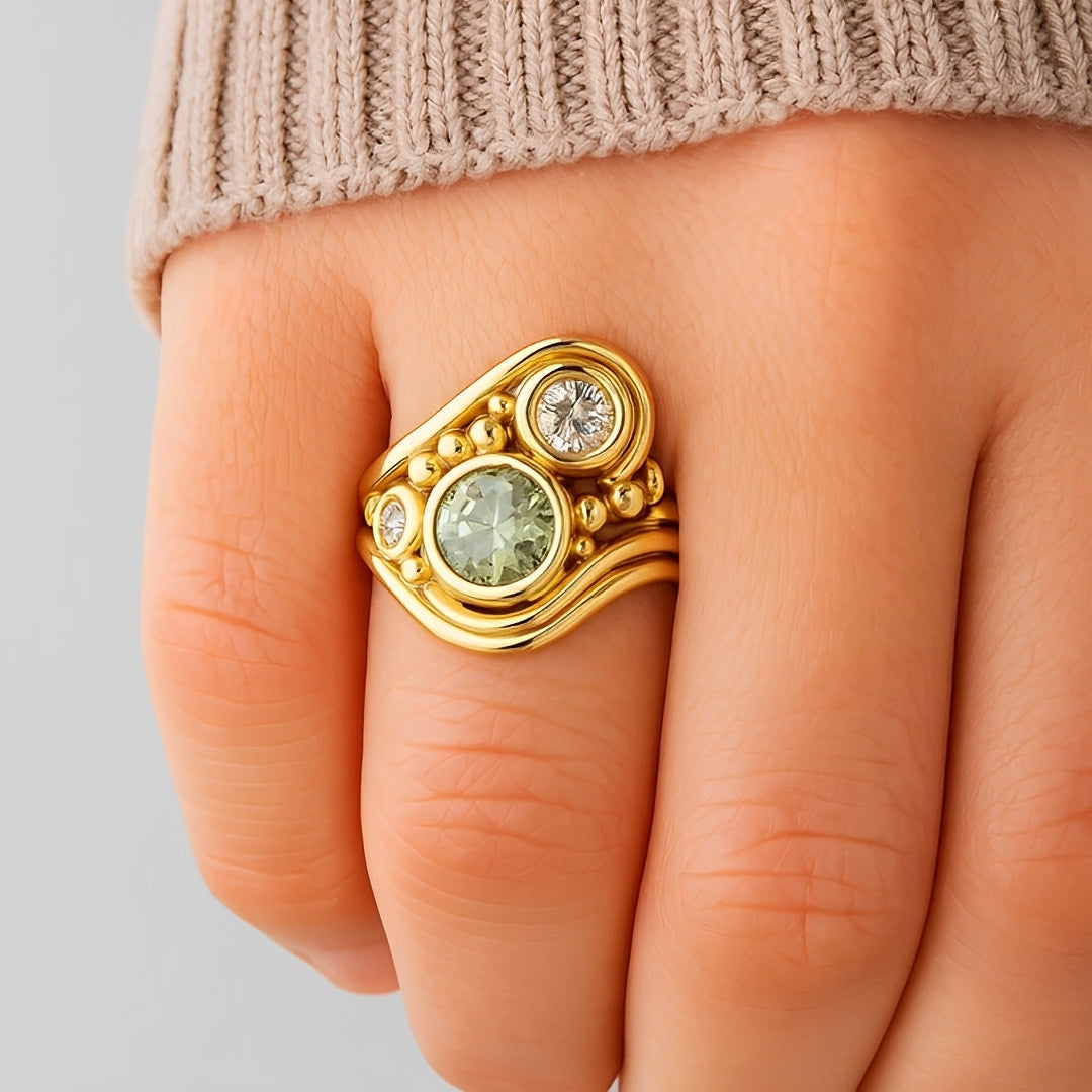 Dara – Retro-Goldring mit grünem Kristall