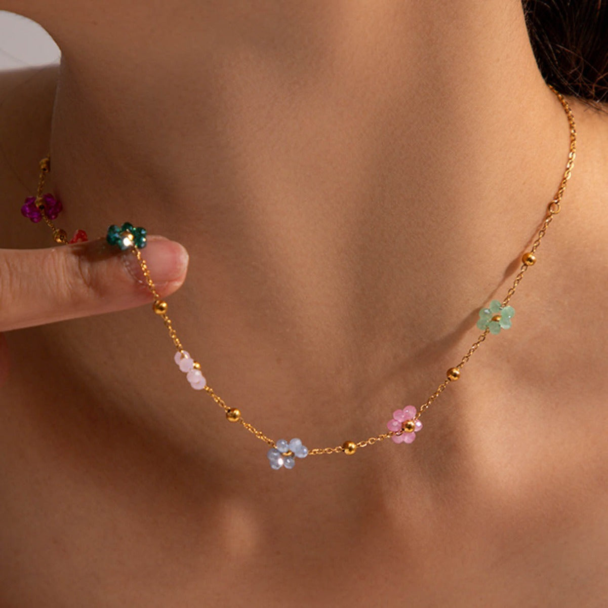 Karylle – Vergoldete Halskette mit kleinen bunten Blumen