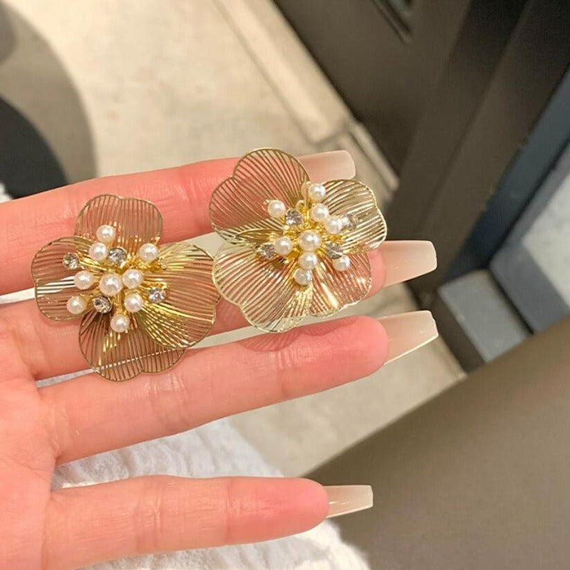 Jane – Ohrringe mit Gravierten Blumen und Perle