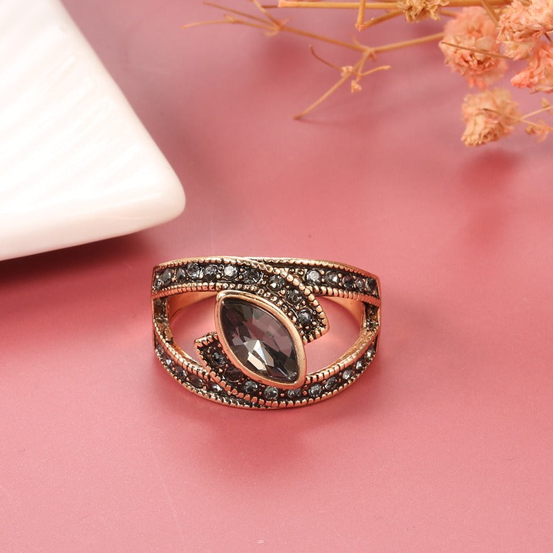 Amena – Elegante Ring aus schwarzem Kristall