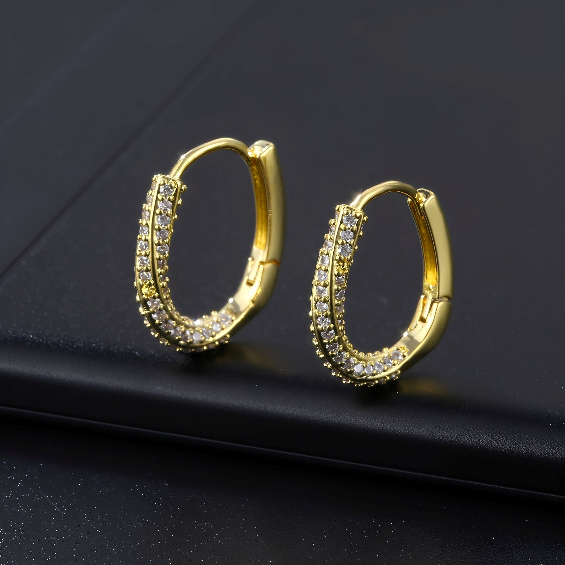 Jiya – Ohrringe aus glänzendem Gold in unregelmäßiger Form