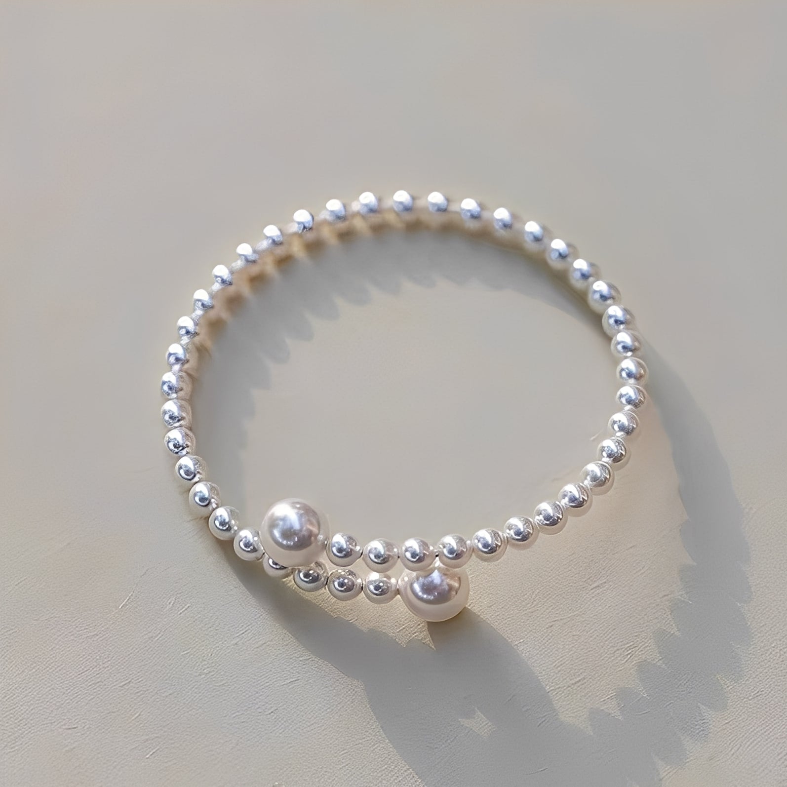 Emma – Verfeinertes Armband mit Offenen Perlen