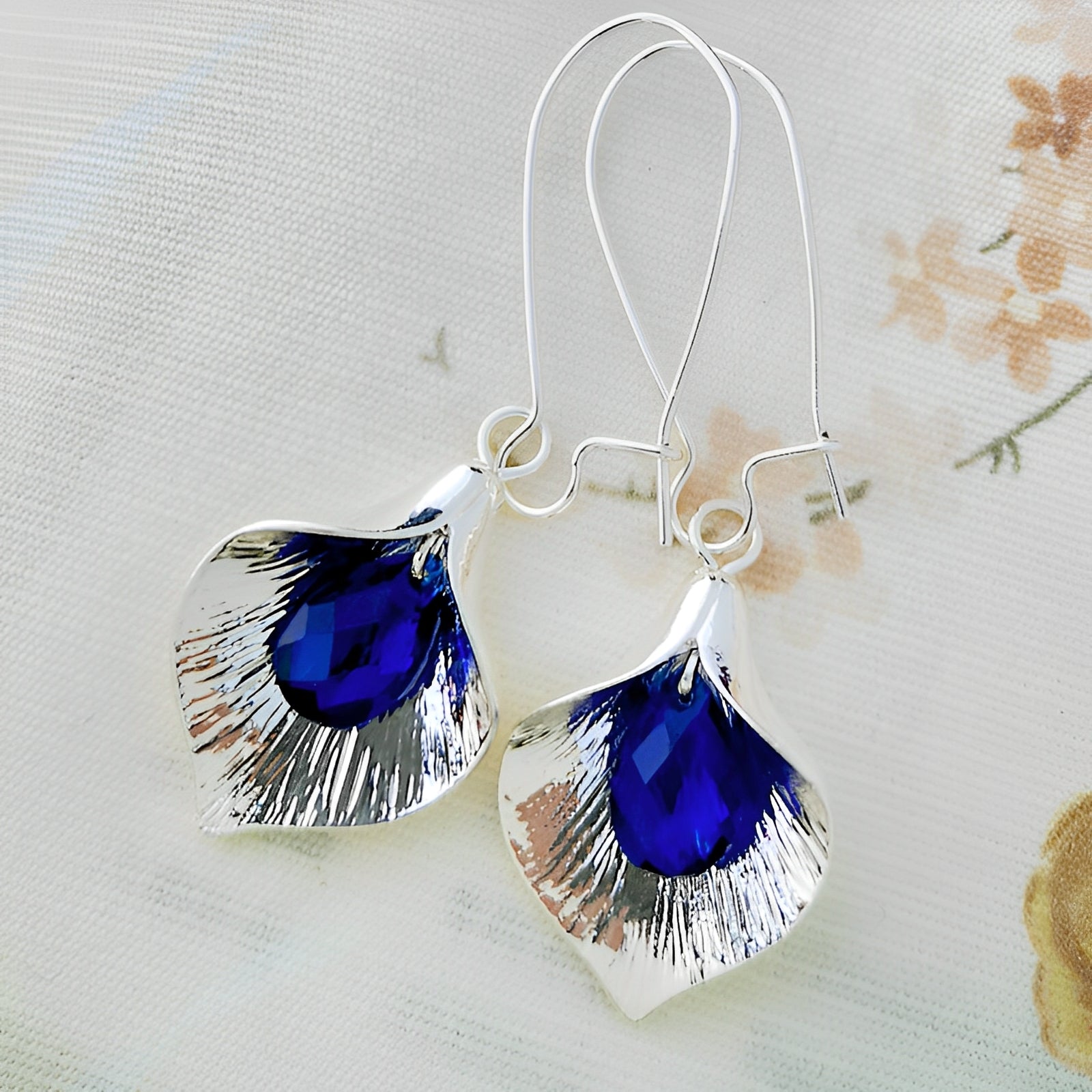 Lyana – Silberne Ohrringe mit Blauem Stein