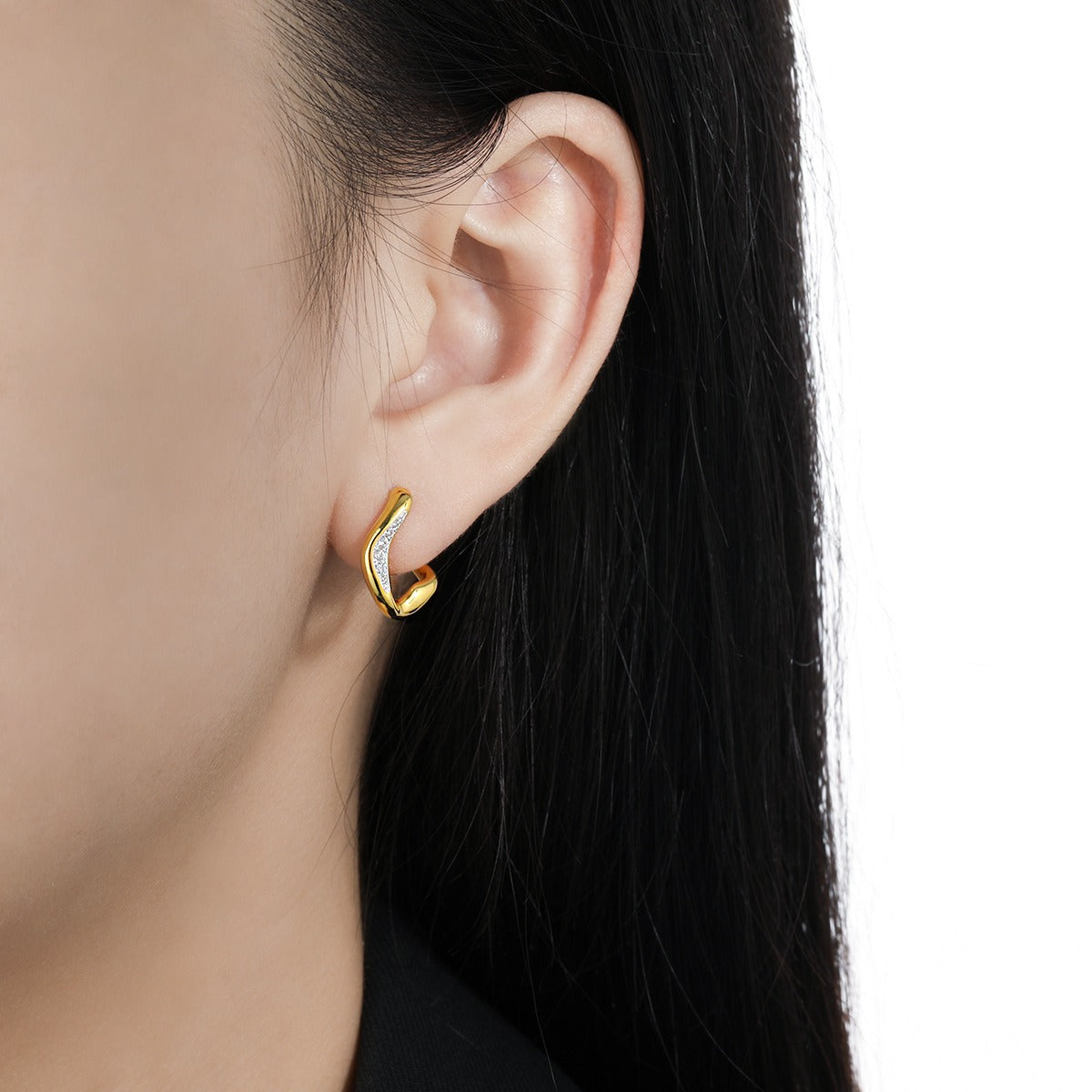 Camila – Skulptierte Goldene Kreolen