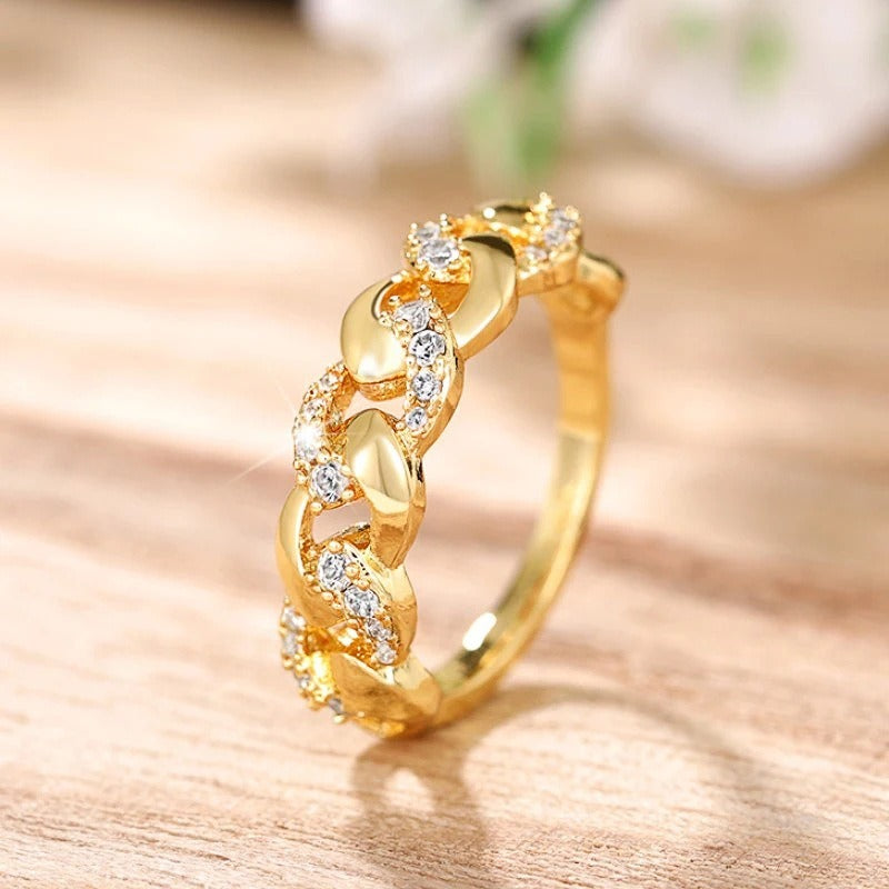 Gina – Eleganter Tangled-Ring in Gold