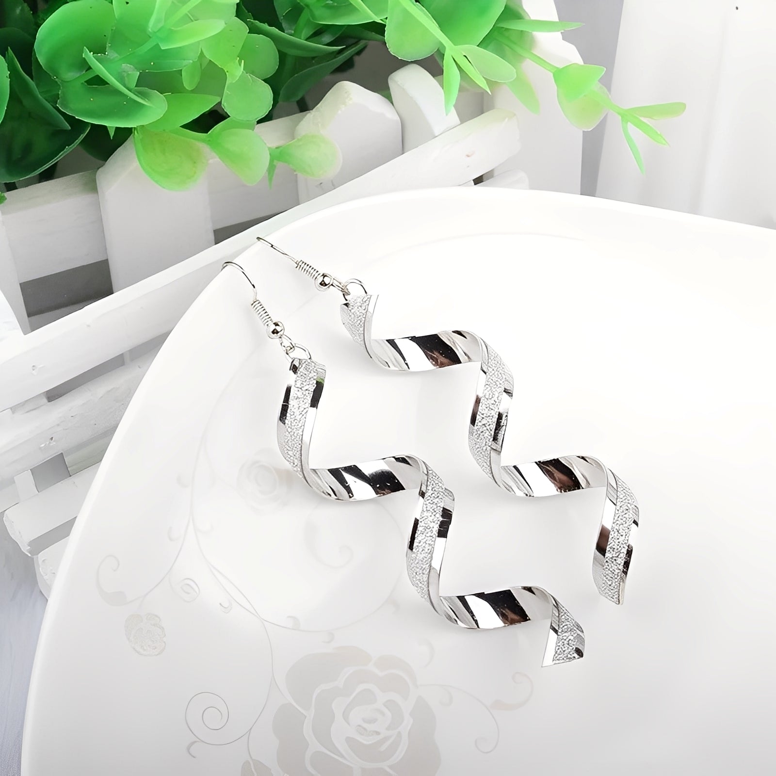 Jia – Glitzernde Silber Spiral Ohrringe