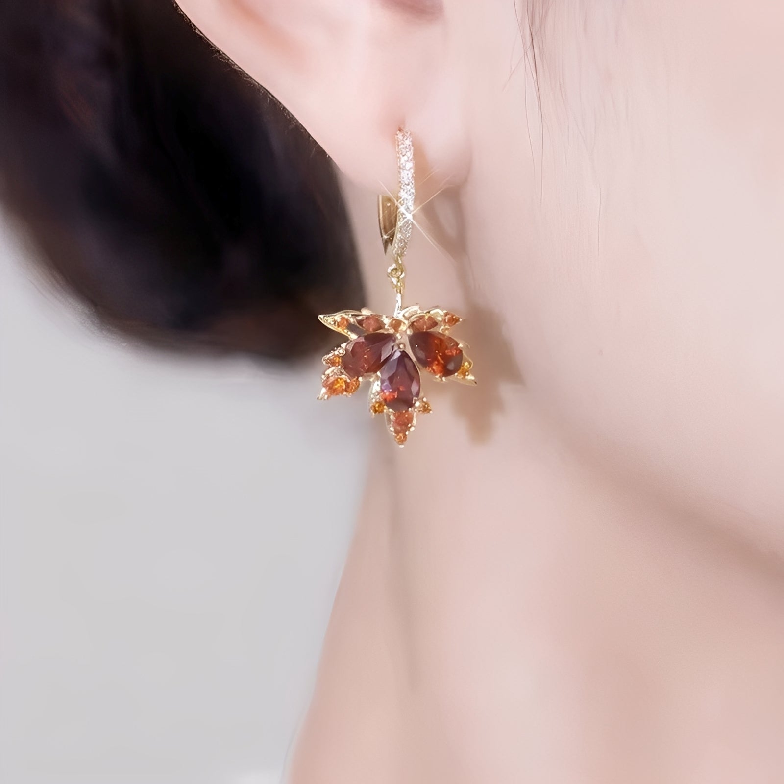 Regine – Goldenes Blatt Ohrringe mit Zirkonium