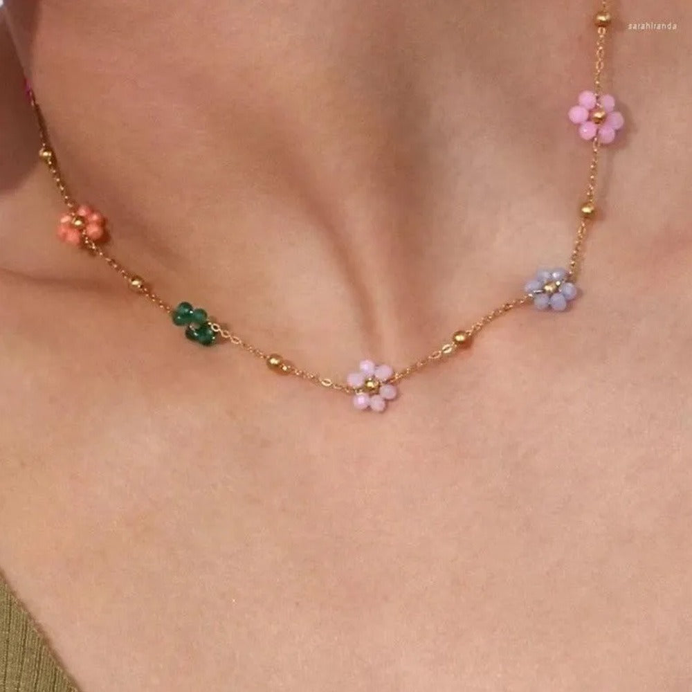 Karylle – Vergoldete Halskette mit kleinen bunten Blumen
