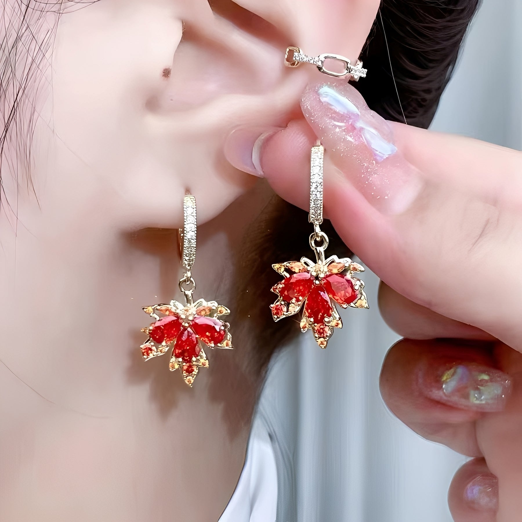 Regine – Goldenes Blatt Ohrringe mit Zirkonium