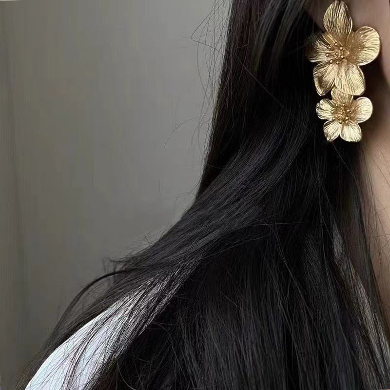 Shannon – Goldene Ohrringe Blühende Blume