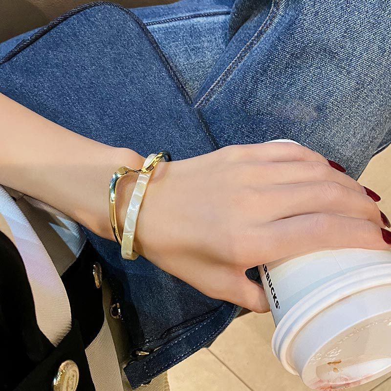 Katrice – Goldenes Armband Verziert mit Weißem Opal