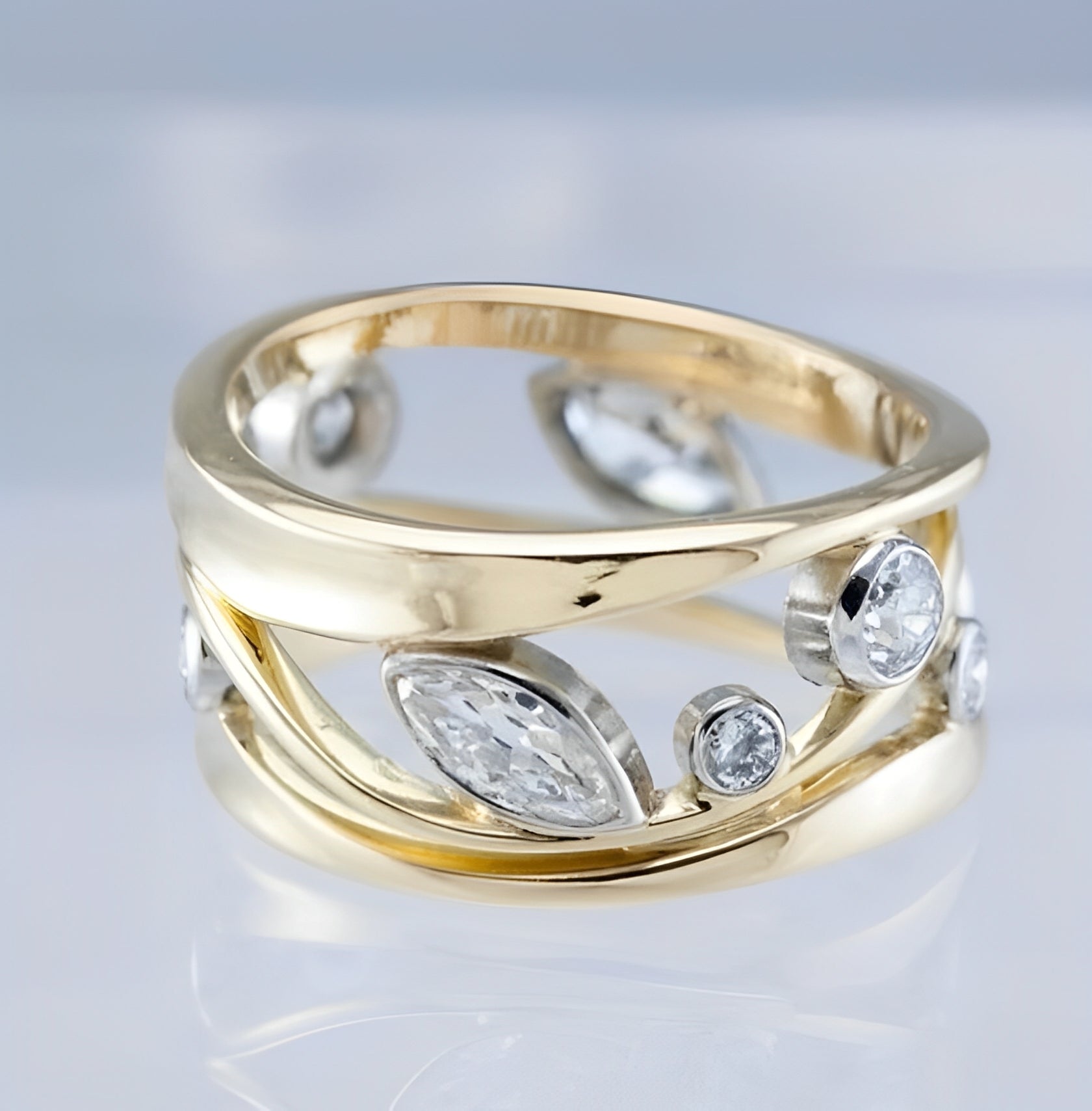 Helia – Goldener Vintage-Ring mit Heller Zirkonia