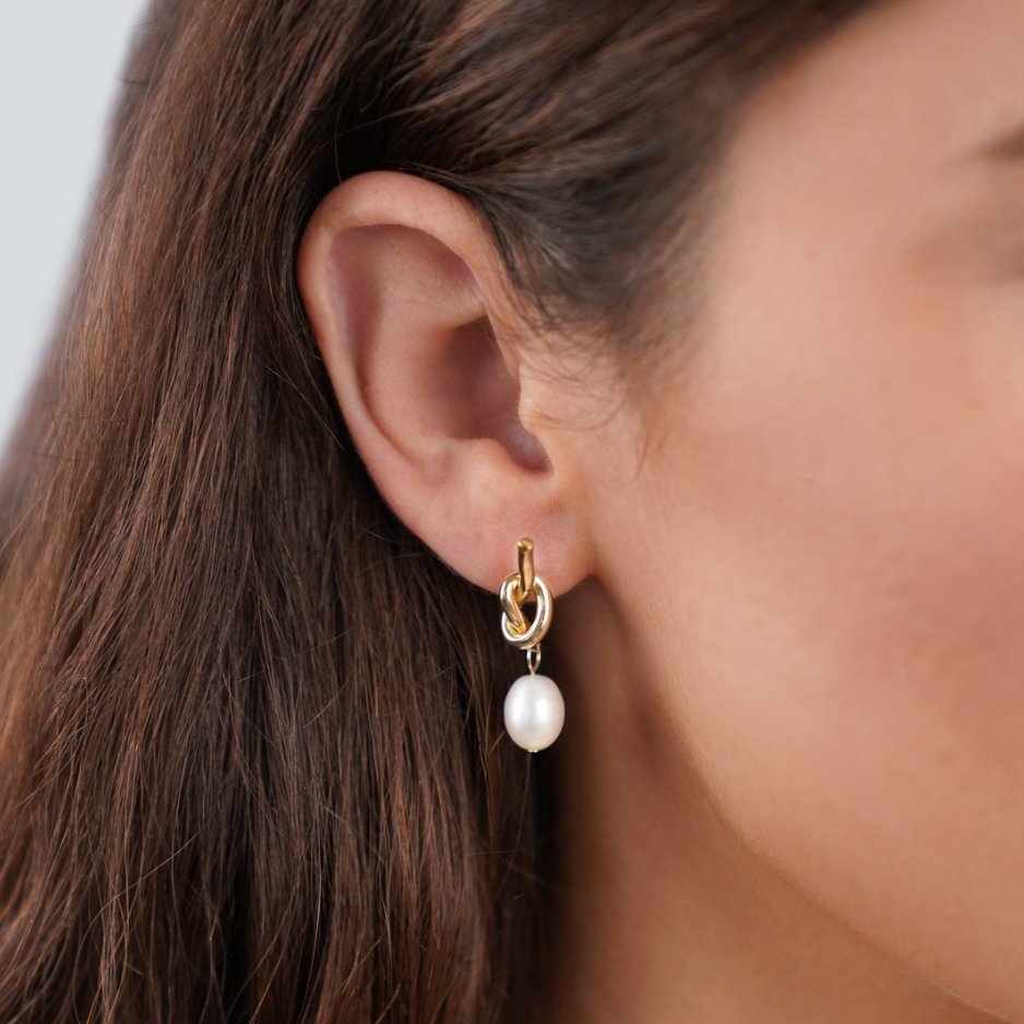Evelina – Ohrringe Goldknoten und Süßwasserperlen