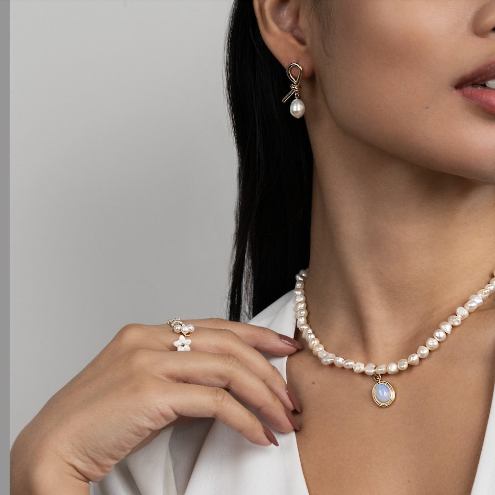 Evelina – Ohrringe Goldknoten und Süßwasserperlen