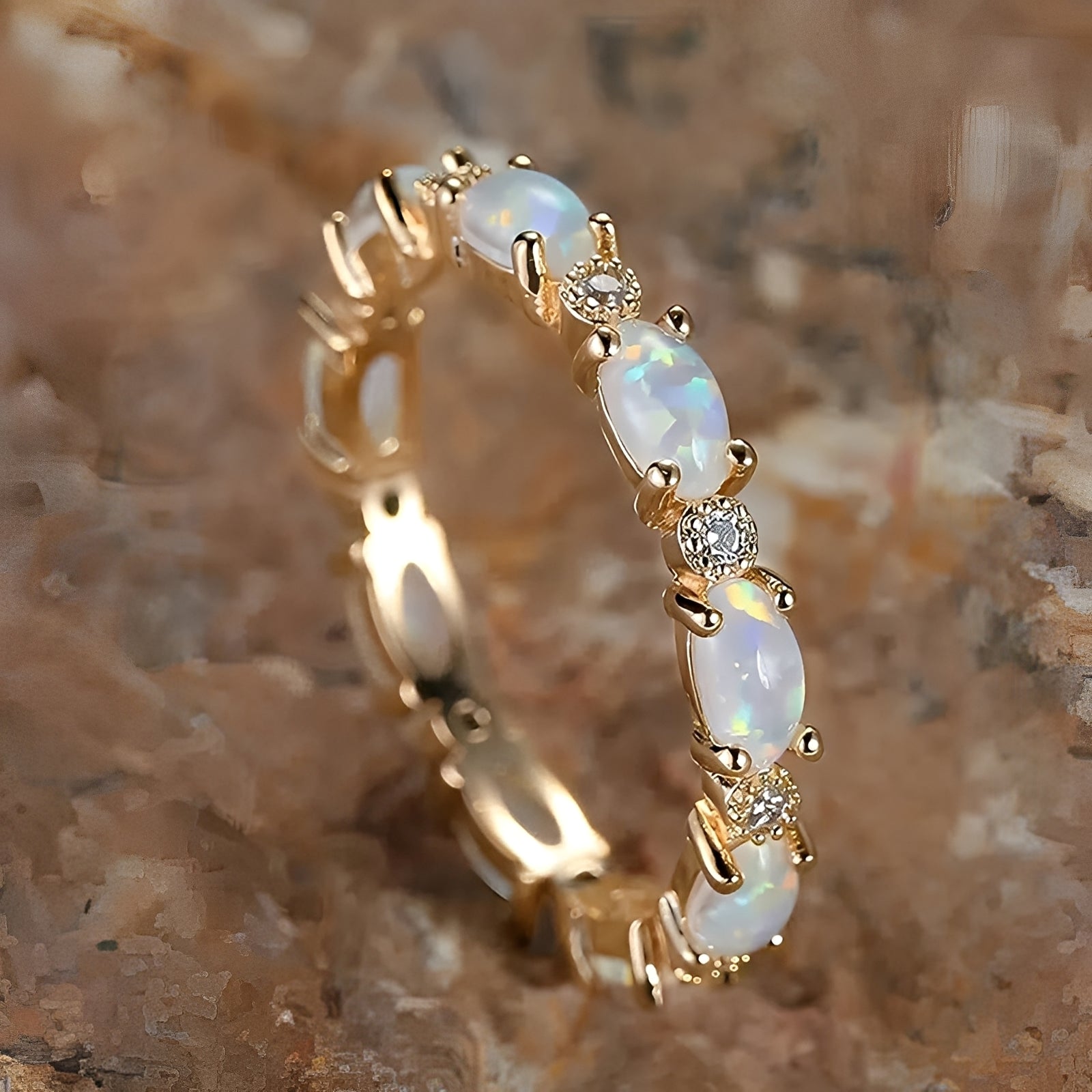 Arcy – Raffinierter Ewigkeitsring Gold und Opal