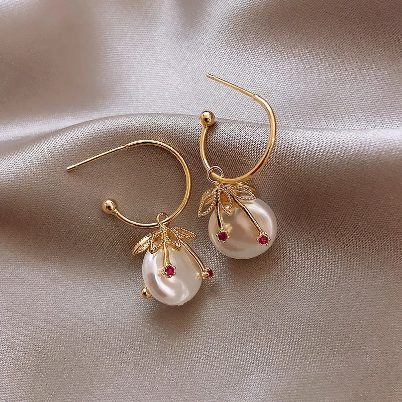 Cléa – Vintage Kirsche Ohrringe in Gold & Perle