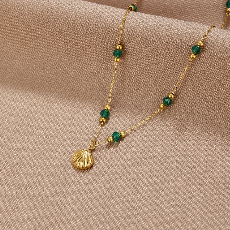 Nerissa – Goldkette Muschel und Grüne Perlen