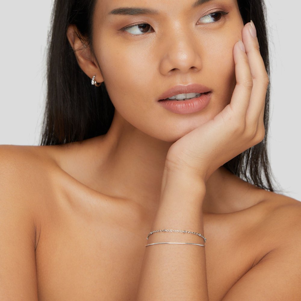 Pia – Silbernes Armband in Schichten