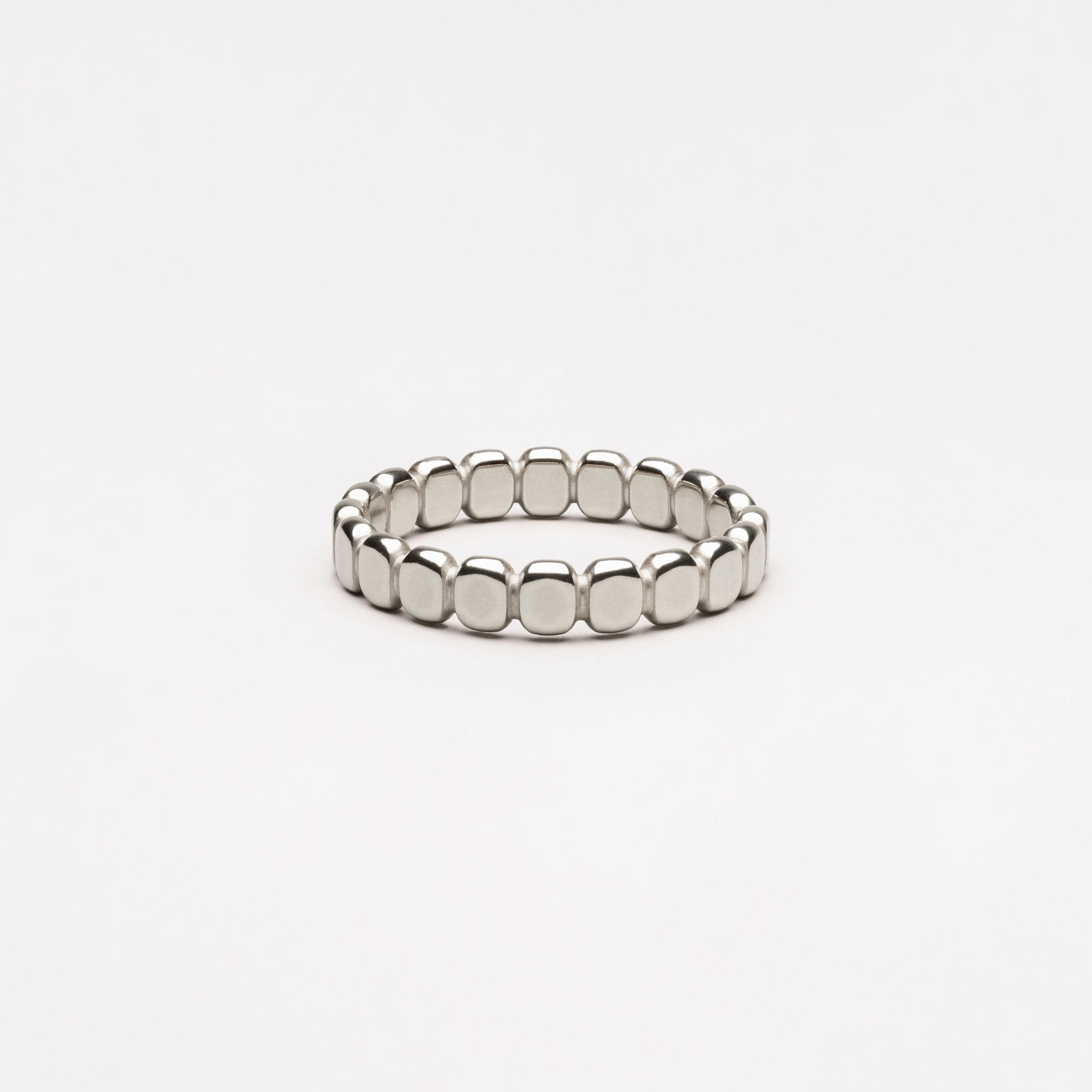 Nessa – Goldener Ring mit Kugeldesign