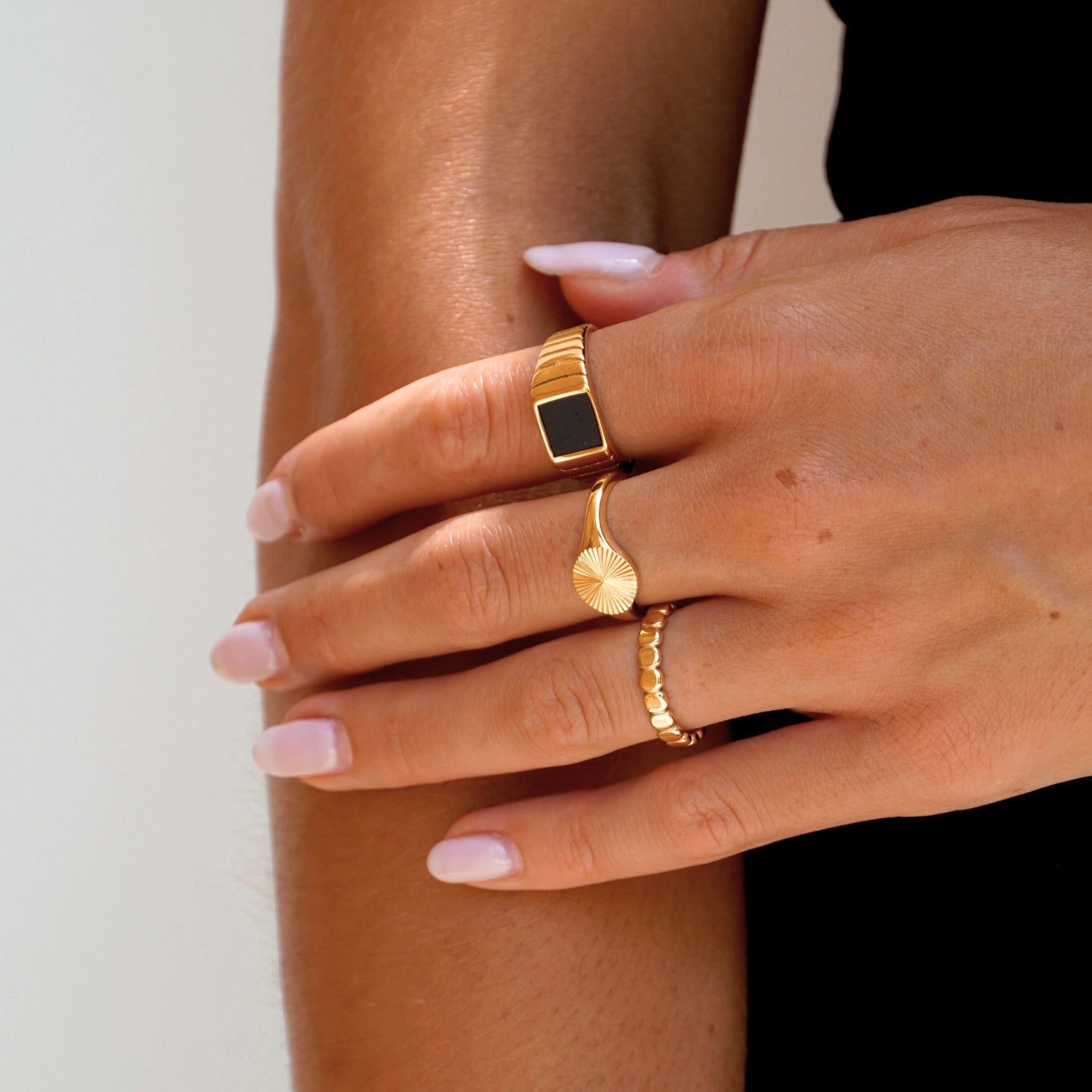 Nessa – Goldener Ring mit Kugeldesign
